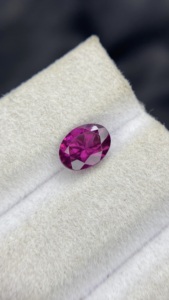 Pierre de grenat rhodolite d'Almandine de Tanzanie certifiée naturelle, provenant des Mines de Tanga, taille ovale, avec une qualité de couleur excellente, 1,51 carat - Product Image 2