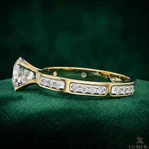 Anillo de Moissanita de Corte Redondo con Diamantes de Acento en Oro de 9KT, 10KT, 14KT y 18KT - Product Image 2