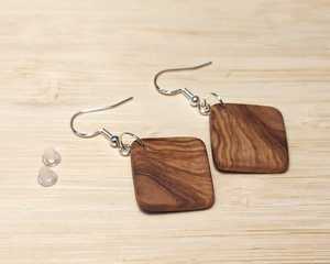 Boucles d'oreilles pendantes tendance pour femmes, en résine et bois, pour occasions festives, design personnalisé, Inde MN EXPORTS, modèle MNE-1106, canal de distribution - Product Image 3