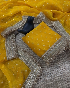 Sari de chifón y mezcla de seda adornado al estilo Bollywood KV (Amarillo) - Product Image 4