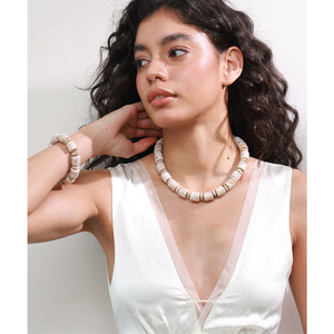 Nouveautés très demandées : Collier à perles cylindriques en résine avec chaîne en acier inoxydable pour les fêtes - Product Image 4