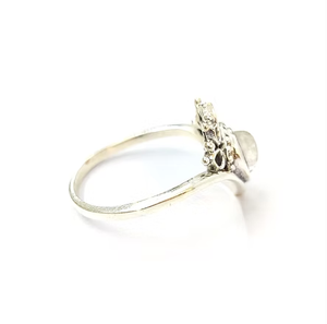 Bague unisexe moderne en argent sterling avec pierre de lune cabochon en forme de poire, motif floral riche et design couronne - Product Image 3