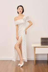 Robe longue asymétrique à pois en satin pour femme, modèle SKY LIGHT, épaules dénudées, à une épaule KD77 - Product Image 6