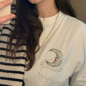 Camiseta de mujer de algodón blanco de manga corta con bordado de lentejuelas y flecos de nubes, diseño de cara de luna con cuentas, para verano, estilo casual - Product Image 1