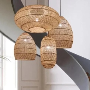 Pequeño Portavelas de Ratán, Diseño Compacto, Iluminación Sutil, Adorno para Mesa de Dormitorio - Product Image 1