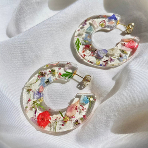 Pendientes de Resina Hipoalergénicos, Pendientes de Resina Amigables con la Piel, Pendientes de Resina de Color Sólido, Artículo de Resina para Uso en Fábrica y Venta al Por Mayor Personalizada - Product Image 1