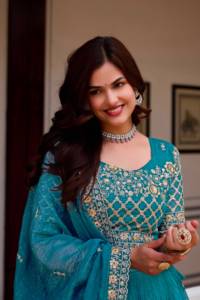 Magnifique Lehenga en soie froissée avec broderie de designer et travail de sequins, accompagné d'un chemisier richement orné et d'un dupatta brodé de sequins. - Product Image 6