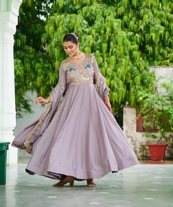 ชุดเดรส Anarkali ผ้าไหมวิชิตราที่สวยที่สุด พร้อมงานปักเลื่อมและงานปักดิ้นทองอย่างประณีต ชุดเดรสแฟนซีสำหรับผู้หญิง - Product Image 1