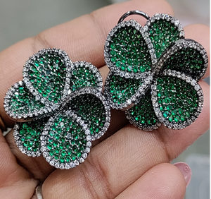 Boucles d'oreilles clous classiques Twini en laiton plaqué or avec perles d'imitation et zircone cubique taille princesse, motif floral, style victorien, pour anniversaire - Product Image 2