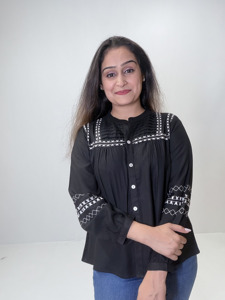 Blusa Peplum Negra de Algodón Bordada para Mujer con Hilo Blanco, Pliegues y Botones Frontales, Estilo Casual Étnico Bohemio de Verano - Product Image 2