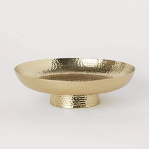Bol de service sur piétement en métal doré martelé - Product Image 1