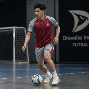 ชุดเสื้อและกางเกงฟุตซอลสีมารูนแอชเกรย์แบบกำหนดเอง ผ้าโพลีเอสเตอร์แห้งเร็ว ชุดยูนิฟอร์มทีมฟุตบอลในร่ม พร้อมแถบสีครีม - Product Image 5