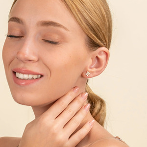 Boucles d'oreilles clous en or jaune avec diamants de laboratoire floraux - Product Image 4