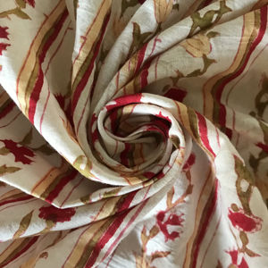 Tela de algodón estampada a mano – Diseño de rayas florales verticales |   Rojo y verde oliva sobre base blanca |   Textiles Artesanales Indios - Product Image 2