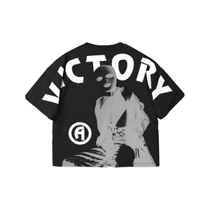 เสื้อยืดโอเวอร์ไซส์สีดำสำหรับผู้ชาย พิมพ์ลายกราฟิก Victory สไตล์สตรีทแวร์ แขนสั้น คอกลม ผ้าเจอร์ซีย์คอตตอน - Product Image 1