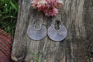 Boucles d'oreilles ethniques boho remplies d'argent faites à la main en métal en laiton magnifiquement conçu avec placage d'or pour le mariage - Product Image 4