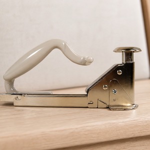 [YOU-ONE Befestigungssysteme] Musterhefter Bates L19 Typ mit massiven Stahlseitenflügeln und einfacher Papierentklemmung, Handhefter - Product Image 1