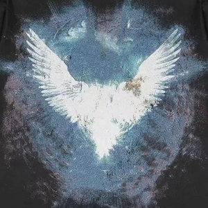 Camiseta de doble manga ligera con detalles estampados en foil y patrón de aplique personalizado para un look moderno en capas. - Product Image 5