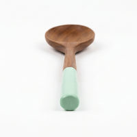 Massief teakhouten lange saladelepel met mintgroene handvat, milieuvriendelijk keukengerei, anti-aanbak houten serveeraccessoire, beste kwaliteit.