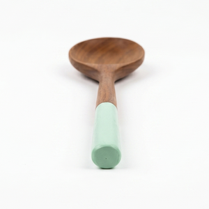 Cuillère à salade longue en teck massif avec manche vert menthe – Ustensile de cuisine écologique antiadhésif en bois pour servir – Le meilleur - Product Image 4