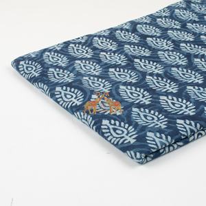 Tissu en coton biologique indigo bleu, imprimé à la main, fabriqué en Inde, teint naturellement, motif floral, matière luxueuse pour vêtements - Product Image 6