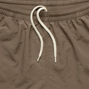 Short en nylon surdimensionné pour hommes de 7 pouces avec taille élastique Logo personnalisé Motif solide Style décontracté Mode Street Wear Pantalon vierge - Product Image 3