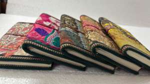 Carnet brodé fait main en tissu de sari, carnet vintage en soie, journal ethnique, papeterie écologique pour cadeau et vente en gros - Product Image 5
