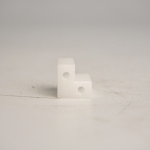 บล็อกยึดมุมรูปตัว L 90 องศา ทำจากพลาสติก POM ความแม่นยำสูง ผลิตด้วยเครื่อง CNC ของ AMT VINA  ไม่เป็นตัวนำไฟฟ้า - Product Image 1