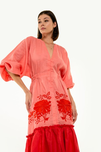 เดรสผ้าฝ้ายปักลายดอกไม้สไตล์โบฮีเมียนสำหรับผู้หญิง สีคอรัล คอวี แขนพอง ทรงหลวม ชายกระโปรงเป็นชั้นๆ - Product Image 3