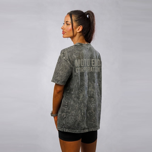 เสื้อยืดเดนิมโอเวอร์ไซส์ Moto End Corporation แขนสั้นสำหรับผู้ชาย สไตล์สตรีท ล้างสีแบบแอซิด คอกลม พิมพ์ลายตัวอักษรสีดำ โลโก้ด้านหลัง - Product Image 1