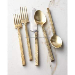 Ensemble de couverts en métal au design minimaliste pour un usage quotidien offrant des lignes élégantes et une beauté simple pour les intérieurs de maison modernes - Product Image 1