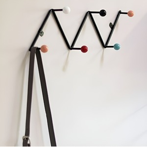 Porte-manteau vintage de style mid-century avec design futuriste, organisateur de vêtements pour la maison par R B Overseas - Product Image 1