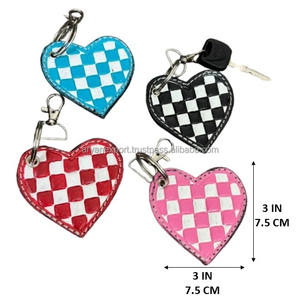 Porte-clés tendance personnalisé à motif à carreaux turquoise et blanc, porte-clés en cuir façonné à la main en forme de cœur pour cadeaux et accessoires - Product Image 2