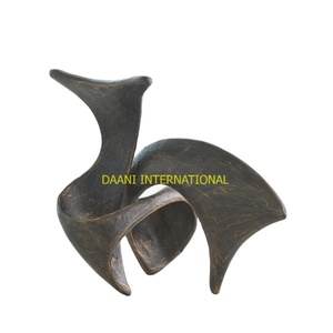 รูปปั้นทองแดงตกแต่งอย่างโดดเด่นด้วยศิลปะสมัยใหม่สำหรับโต๊ะกาแฟสำนักงานในบ้านร่วมสมัยและการตกแต่งภายใน - Product Image 1