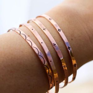 Bracelet manchette empilable en cuivre pur, motif minimaliste estampé, fait main, bijoux de luxe à la mode - Product Image 1