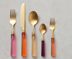 Ensemble de couverts design avec manche en résine colorée Collection de couteaux, fourchettes et cuillères de qualité supérieure pour les repas de tous les jours, à la maison et les cadeaux. - Product Image 1