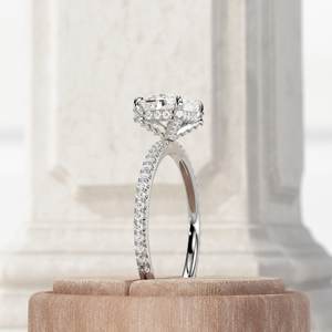 Bague de fiançailles classique en diamant de laboratoire coussin allongé de 2 carats, sertie sur l'axe est-ouest, avec halo caché et pavé, certifiée IGI - Product Image 5