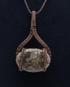 Collier en agate naturelle avec pendentif enroulé de fil de cuivre |   Collier artisanal bohème en pierres précieuses - Product Image 5