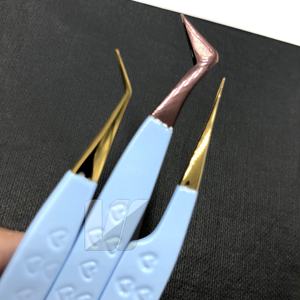 แหนบปลายแหลมทำจากสแตนเลสสตีลแบบยั่งยืนที่หนีบขนตาแบบต่อขนตาปลอมเคลือบสีทองโลโก้ได้ตามต้องการ - Product Image 6