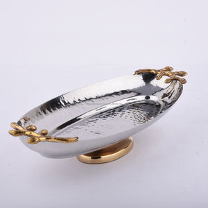 Tazón ovalado de acero inoxidable con mango de hoja de latón, vajilla con textura martillada y artículos de servicio - Product Image 1