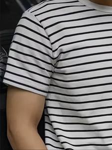 เสื้อยืดคอกลมแขนสั้นผู้ชายลายทางขาวดำคลาสสิก ดีไซน์มินิมอลทันสมัย ผลิตจากโพลีเอสเตอร์/คอตตอน แห้งเร็ว - Product Image 3