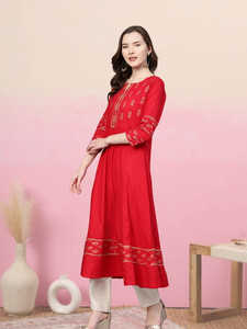 Kurta Anarkali Roja de Algodón con Estampado Floral para Mujer, con Cuello en V y Mangas Tres Cuartos, Diseñada para Uso Casual Étnico Global - Product Image 3