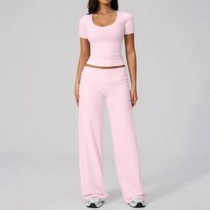 Ensemble de yoga 2 pièces blanc pour femme : Leggings taille haute à coutures avec effet froncé aux fesses et haut court à manches courtes imprimé léopard - Product Image 1
