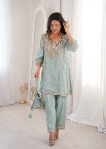 Conjunto de Traje Étnico de Seda, Salwar Kameez Tradicional Indio con Batva, Listo para Usar, Colección para Bodas y Fiestas al Mejor Precio - Product Image 2