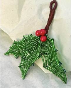 Ornement de Noël fait main en forme de feuille de houx perlée avec baies rouges, décoration suspendue - Product Image 6
