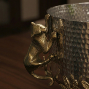 Seau à glace en argent martelé exquis avec un support sur pied en métal orné de feuilles et une poignée sculptée en forme de panthère grimpante - Product Image 4