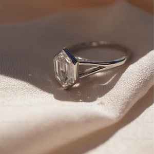Anillo Solitario de Moissanita Marquise Holandesa con Engaste Único Hexagonal en Plata 925 con Rodio, Ideal para Propuesta de Matrimonio o Regalo Nupcial - Product Image 4