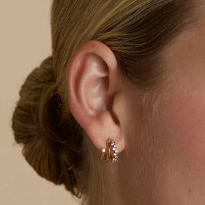 Boucles d'oreilles créoles Huggie à triple rangée en or massif 14K avec diamants de laboratoire pour femme, créoles superposées, boucles d'oreilles délicates multi-bandes style Crawler - Product Image 3