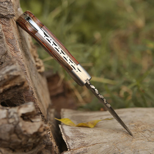 2026 Venta al por mayor OEM Cuchillo de bolsillo plegable de supervivencia de acero de Damasco de grado industrial hecho a mano con mango de madera hermoso y punta de cuchilla afilada - Product Image 3