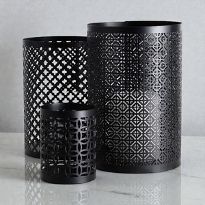 Portavelas de Acero Negro con Diseño Geométrico Recortado para Decoración del Hogar - Product Image 3